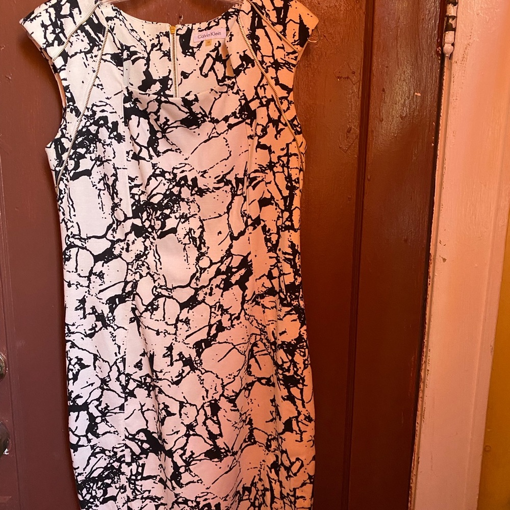 CALVIN KLEIN CREAM AND WHITE ZIPPER TILE DRESS - Picture 10 of 12